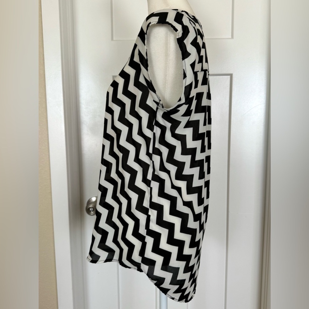 Francesca’s Chevron Print High-Low Blouse – Black & White – Small - Picture 2 of 6